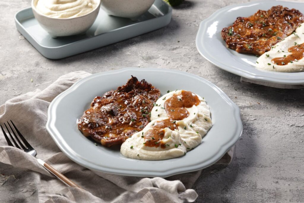 COOK at HOME - Μελωμένες μπριζόλες στο φούρνο με βουτυράτο πουρέ